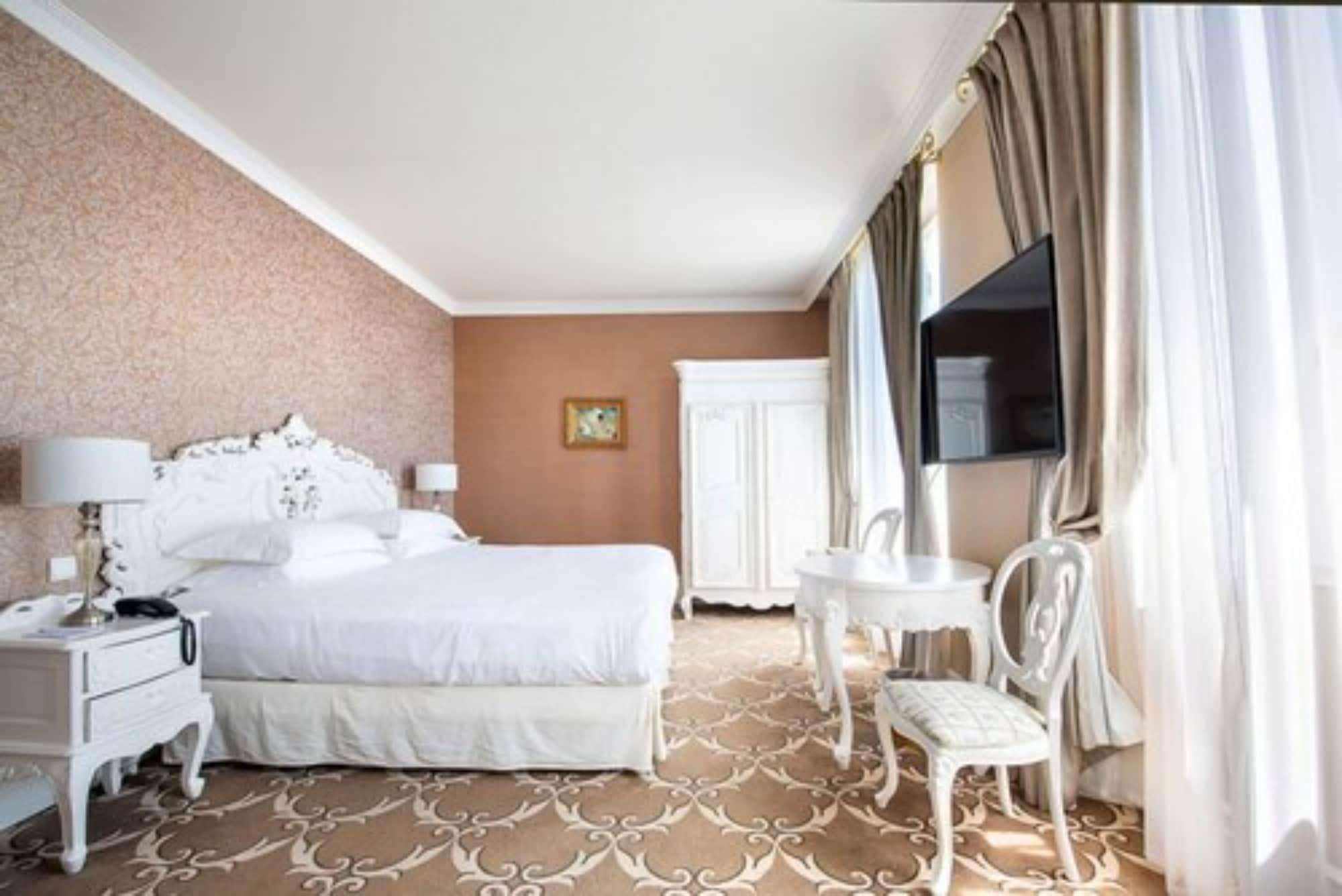 Hotel Chateau De La Tour Cannes Bagian luar foto