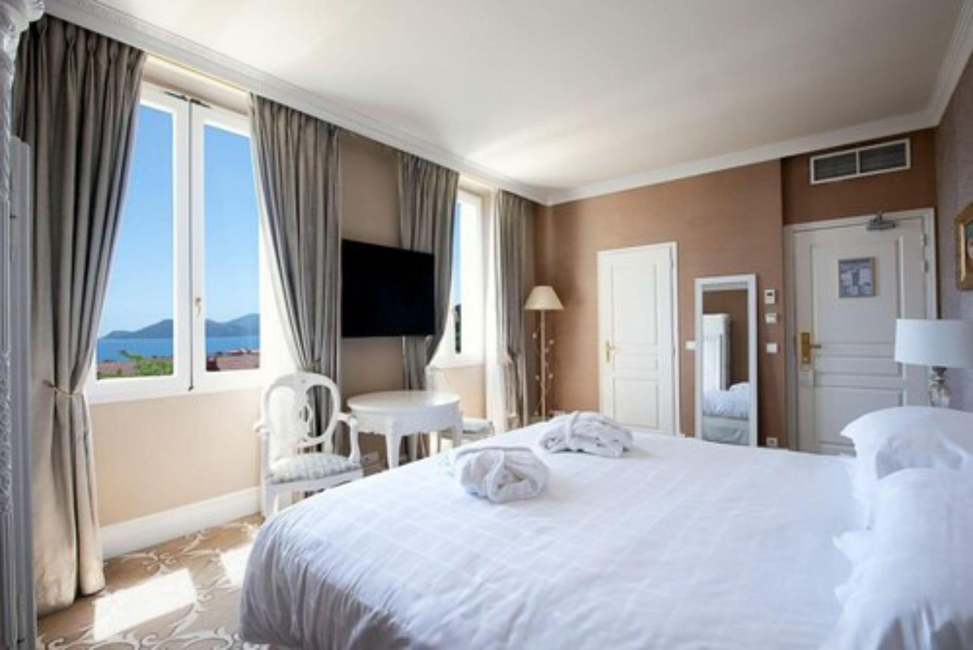 Hotel Chateau De La Tour Cannes Bagian luar foto