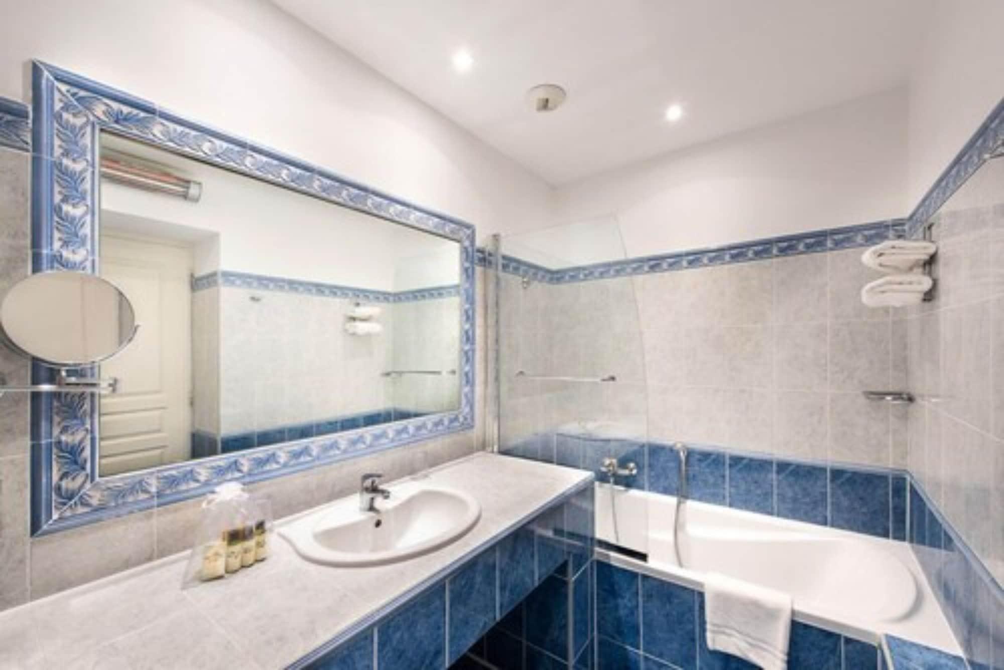 Hotel Chateau De La Tour Cannes Bagian luar foto