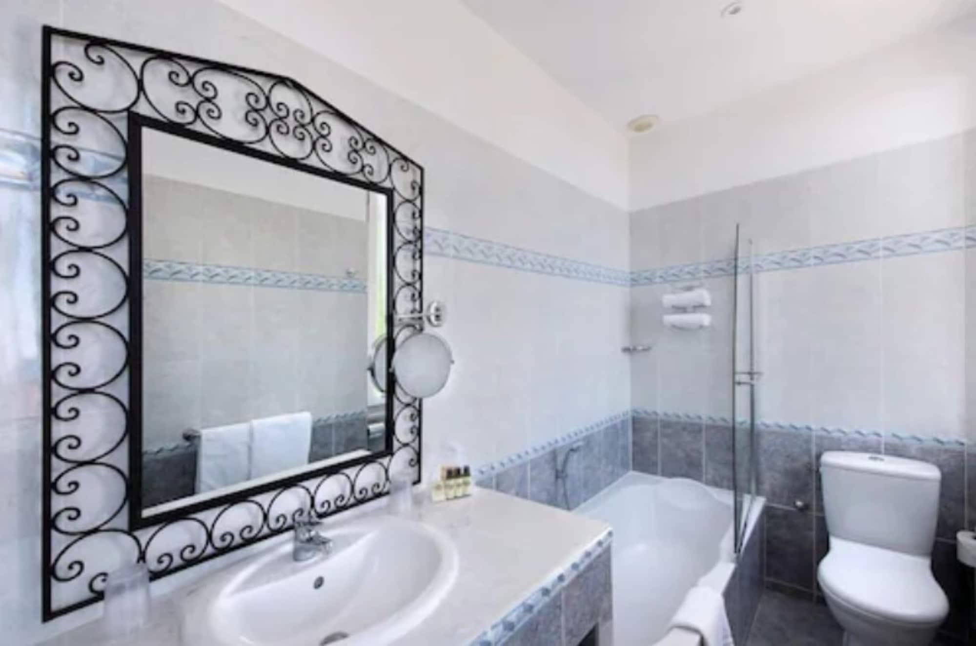 Hotel Chateau De La Tour Cannes Bagian luar foto