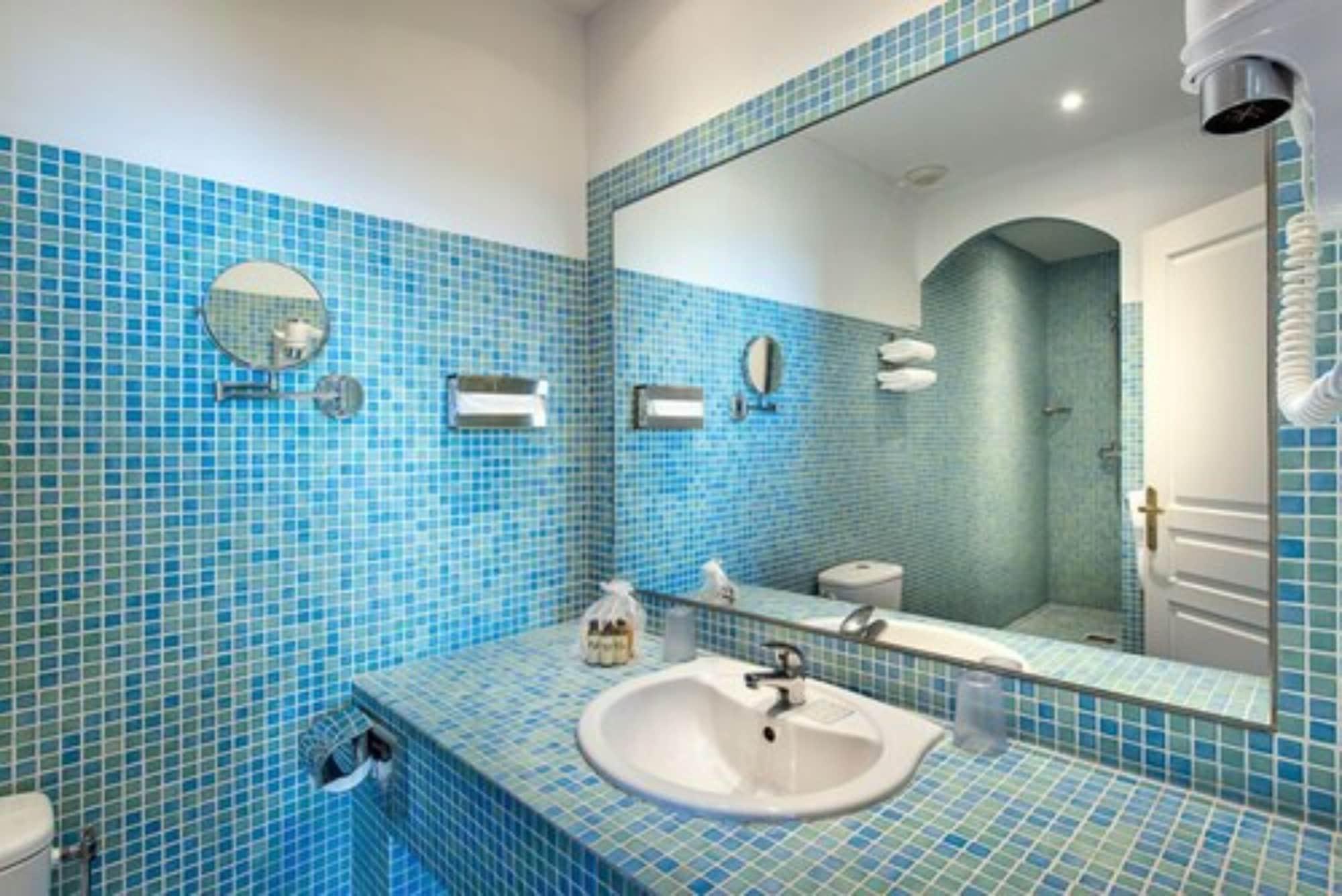 Hotel Chateau De La Tour Cannes Bagian luar foto